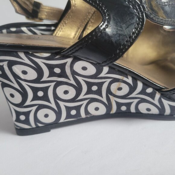 Soft Style Black Patent Leather Wedge Sandals Size 8 Geometric Pattern Heel Hush - Picture 3 of 6
